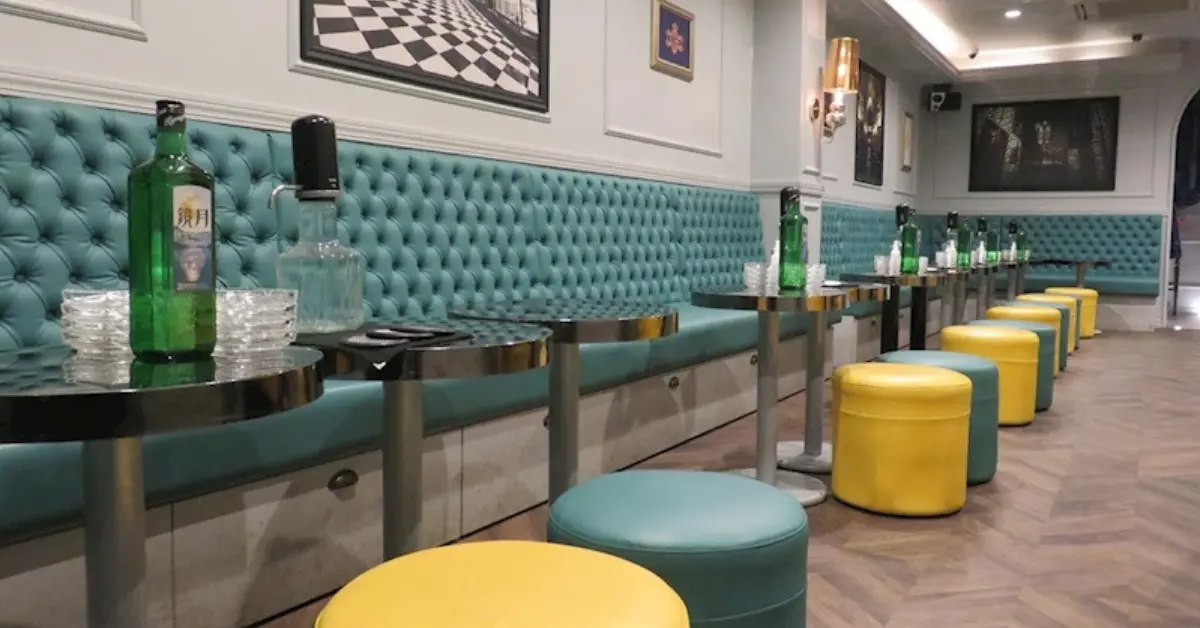 成田エルニドのメインフロア 店内内装+テーブル側から撮影