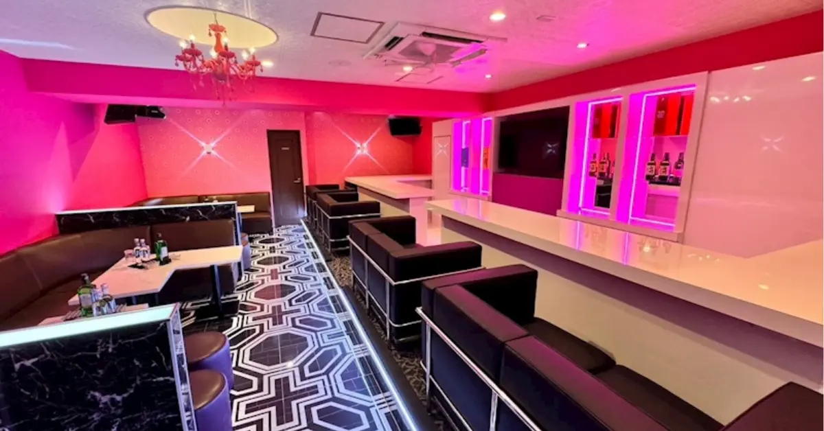 成田メロウのメインフロア 店内内装+ソファ側から撮影