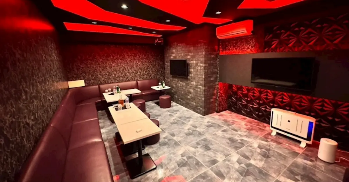 成田メロウの個室VIPルーム 店内内装+ソファ側から撮影