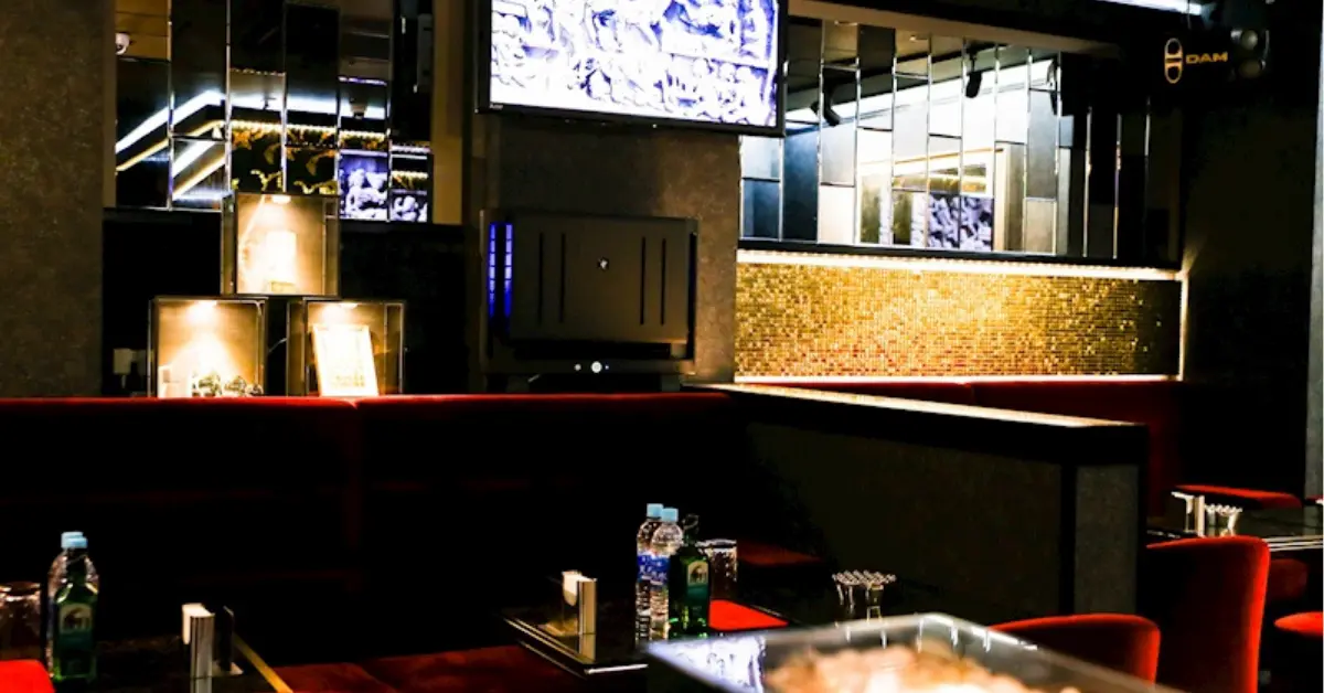 日暮里ミダスのメインフロア 店内内装+入り口側から撮影