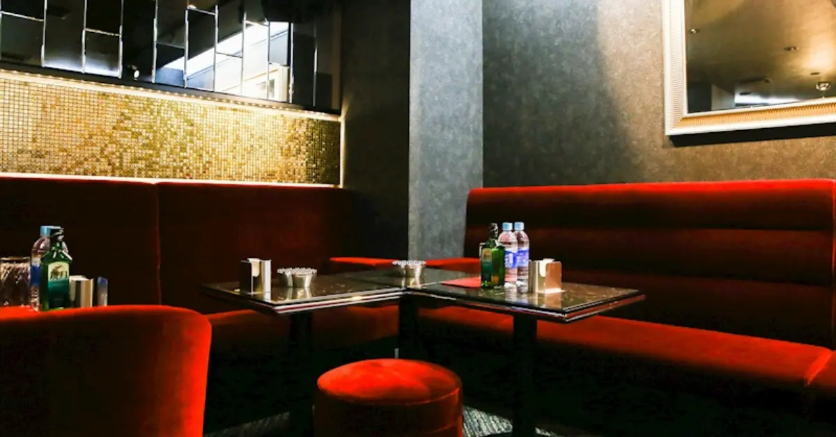 日暮里ミダスのメインフロア 店内内装+ソファ側から撮影