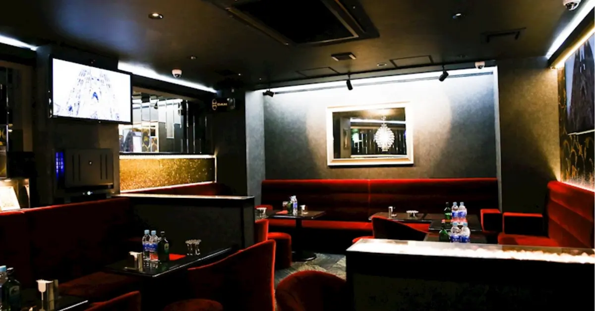 日暮里ミダスのメインフロア 店内内装+テーブル側から撮影