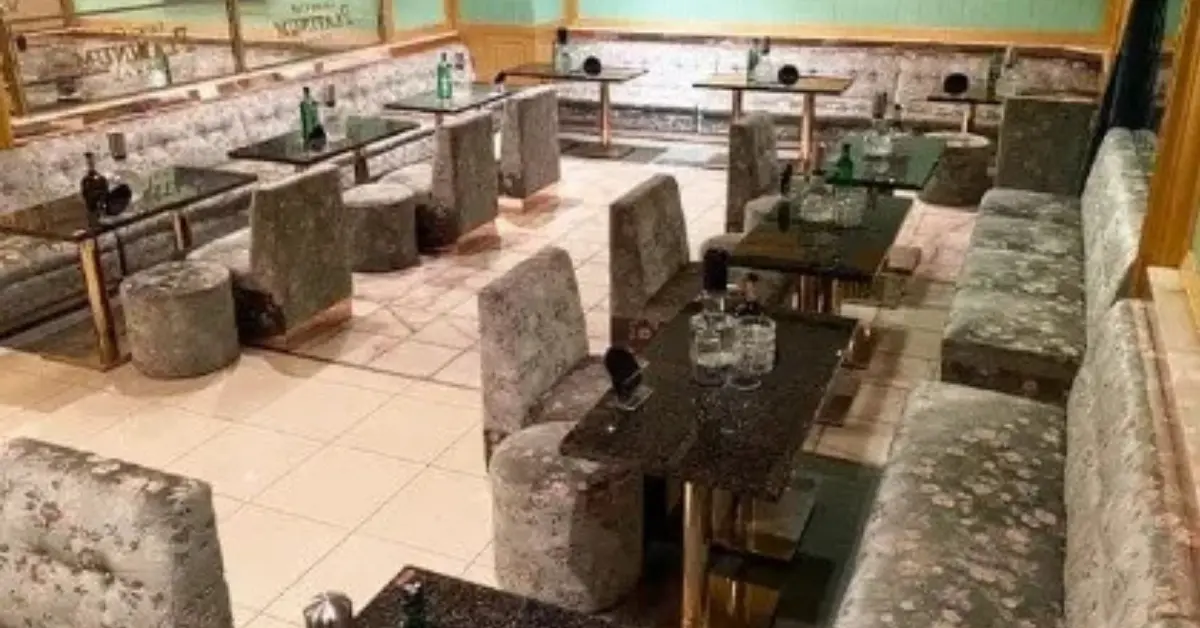 西船橋プラチナムのメインフロア 店内内装+テーブル側から撮影