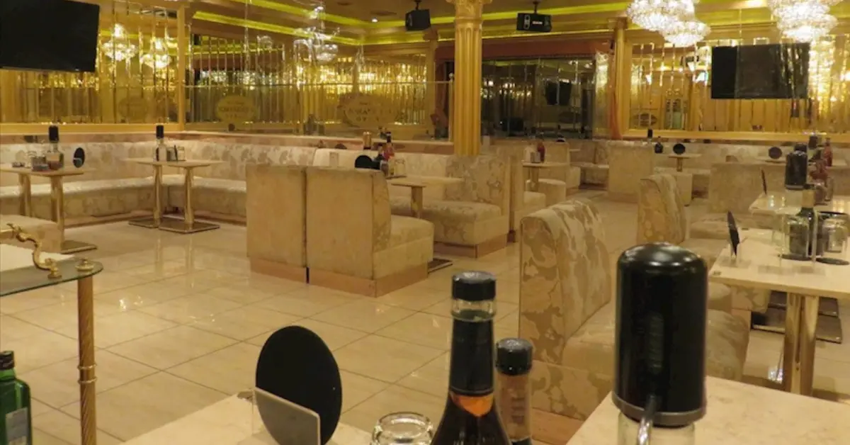 西船橋ロマネスクのメインフロア 店内内装+テーブル側から撮影