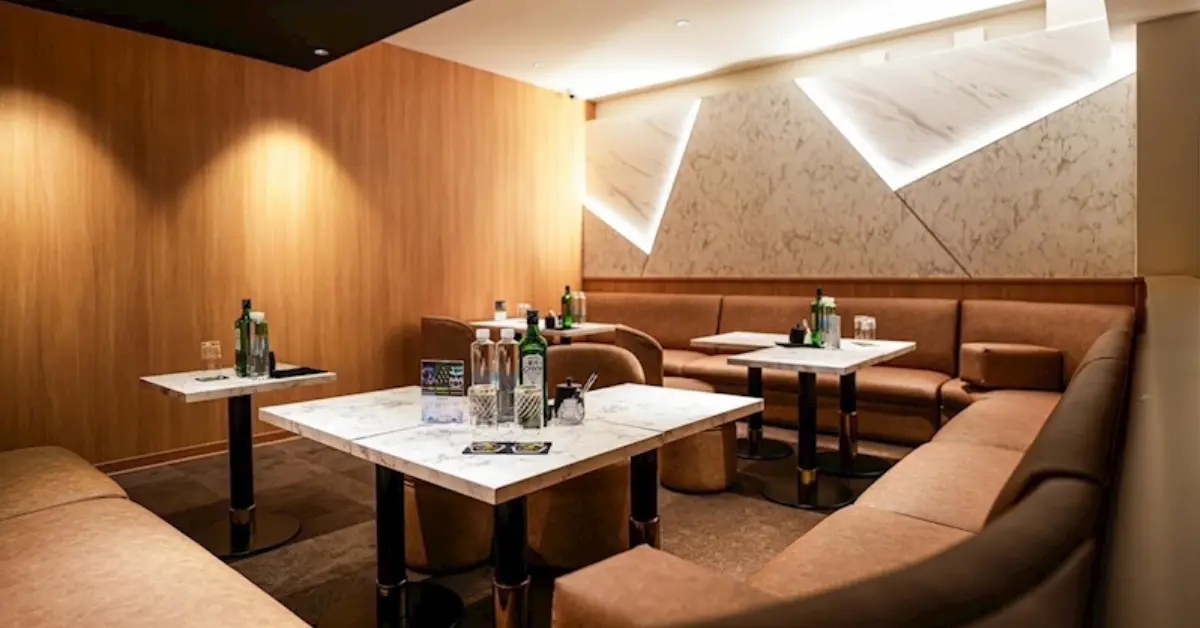 千葉富士見町キャラット(Carat)のメインフロアをソファ側から撮影した店内内装