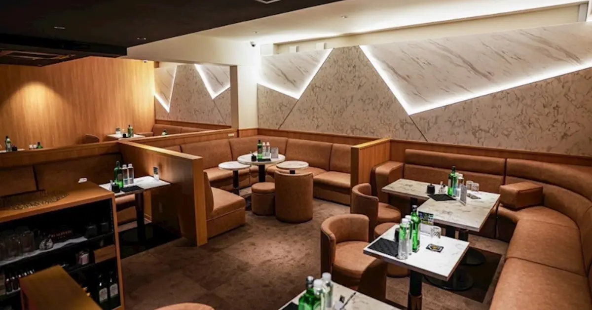 千葉富士見町キャラット(Carat)のメインフロアをテーブル側から撮影した店内内装