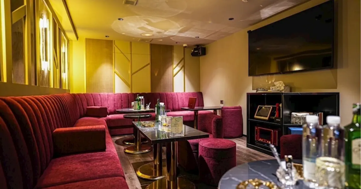 千葉富士見町キャラット(Carat)の個室VIPルームをテーブル側から撮影した店内内装