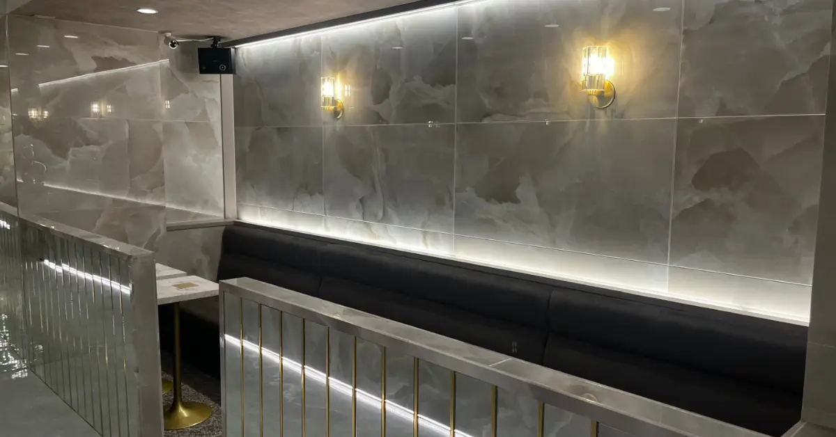 千葉富士見町プレグナント(girls Bar Pregnant)のメインフロアを通路側から撮影した店内内装