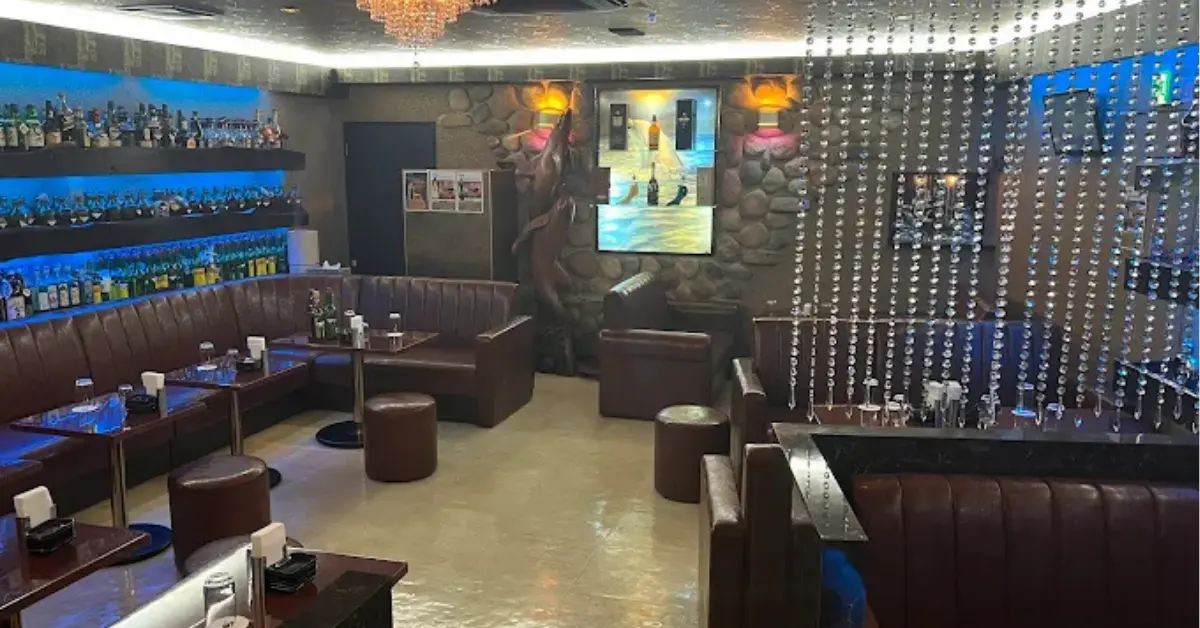 船橋ミカドのメインフロア 店内内装+テーブル側から撮影