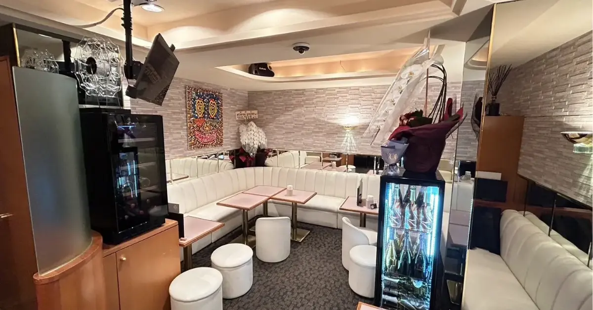 銀座エテルノ(eterno)のメインフロアをテーブル側から撮影した店内内装