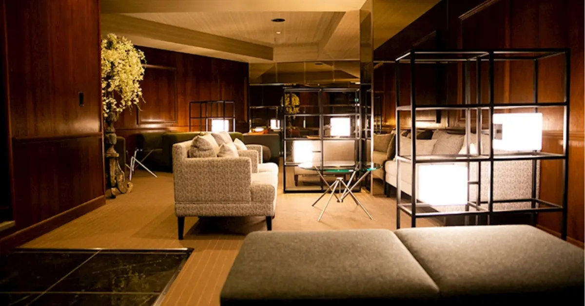 神田ラヴィエ（La vie et）のハナレをソファ側から撮影した店内内装