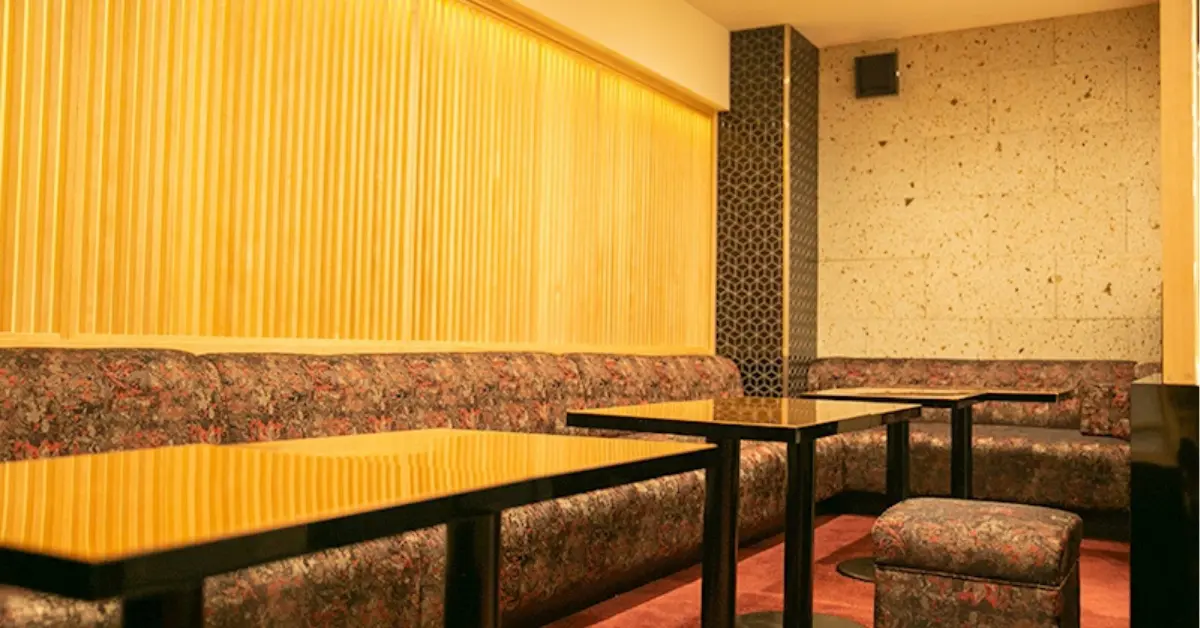 神田ラヴィエ（La vie et）のメインフロアをテーブル側から撮影した店内内装