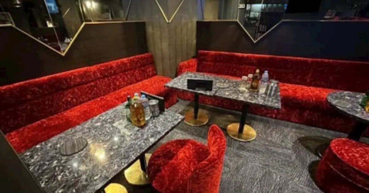 木更津アリーナのメインフロア 店内内装+ソファ側から撮影