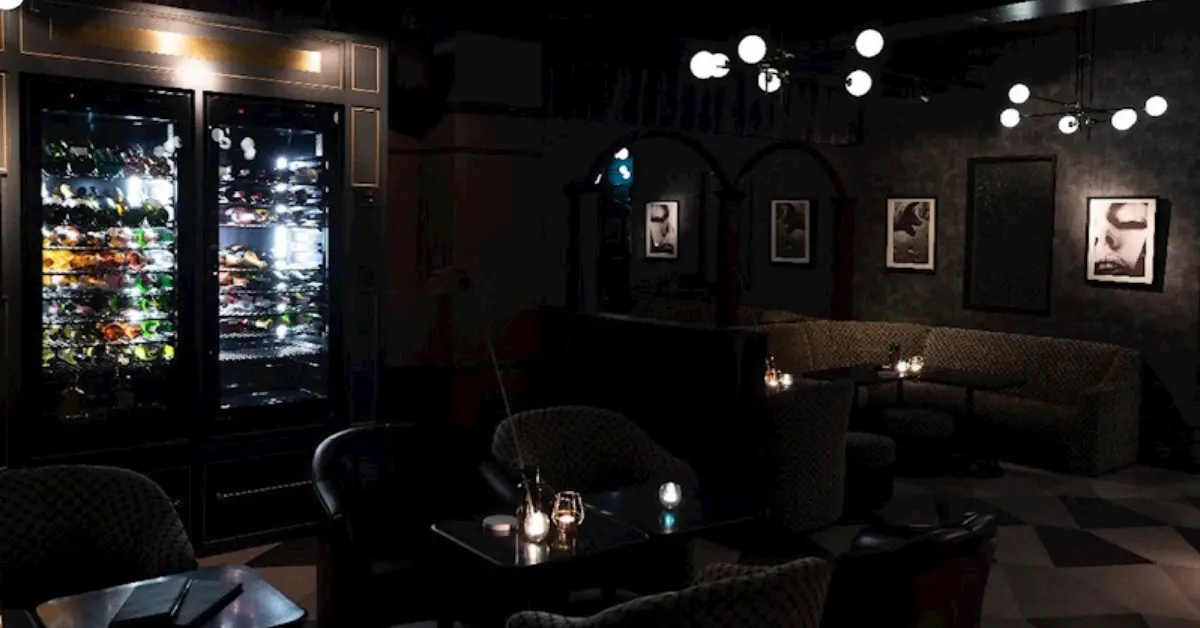 柏ジュリエット（Juliette Lounge）のメインフロアをソファ側から撮影した店内内装