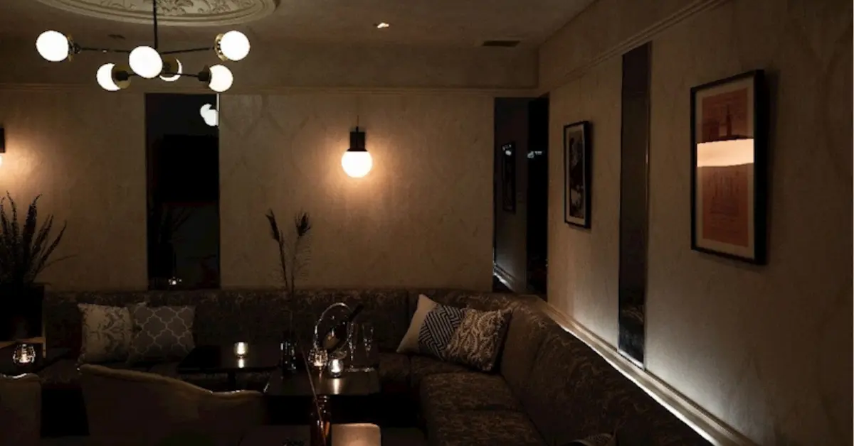 柏ジュリエット（Juliette Lounge）の個室VIPルームをソファ側から撮影した店内内装