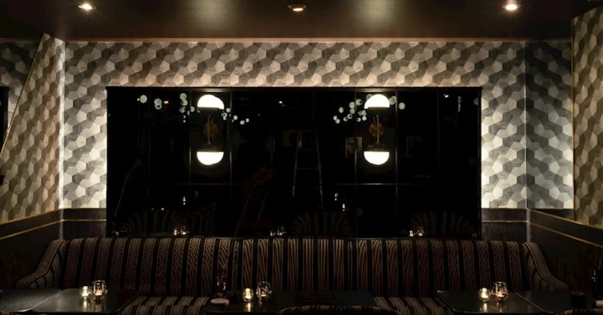 柏ジュリエット（Juliette Lounge）の個室VIPルームをテーブル側から撮影した店内内装