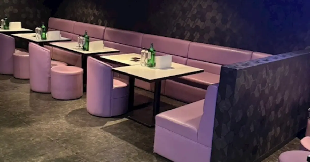 木更津アリーナのメインフロア 店内内装+ソファ側から撮影