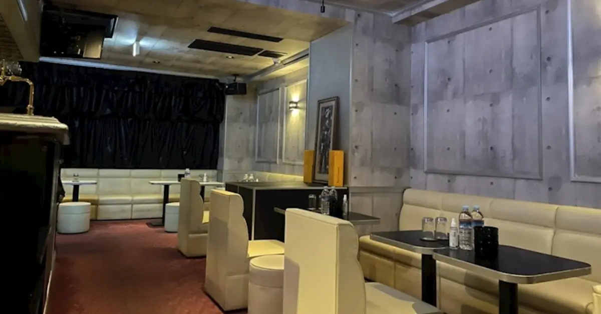 本八幡レイン（Club Rain）のメインフロアを通路側から撮影した店内内装