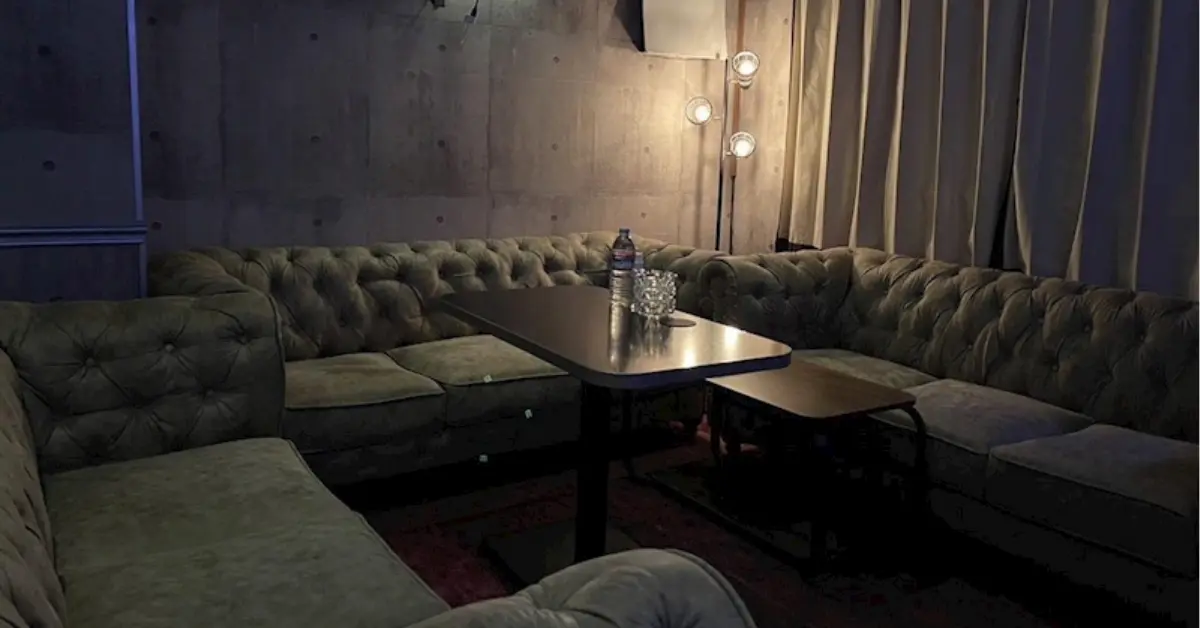 本八幡レイン（Club Rain）のセミVIPルームをソファ側から撮影した店内内装