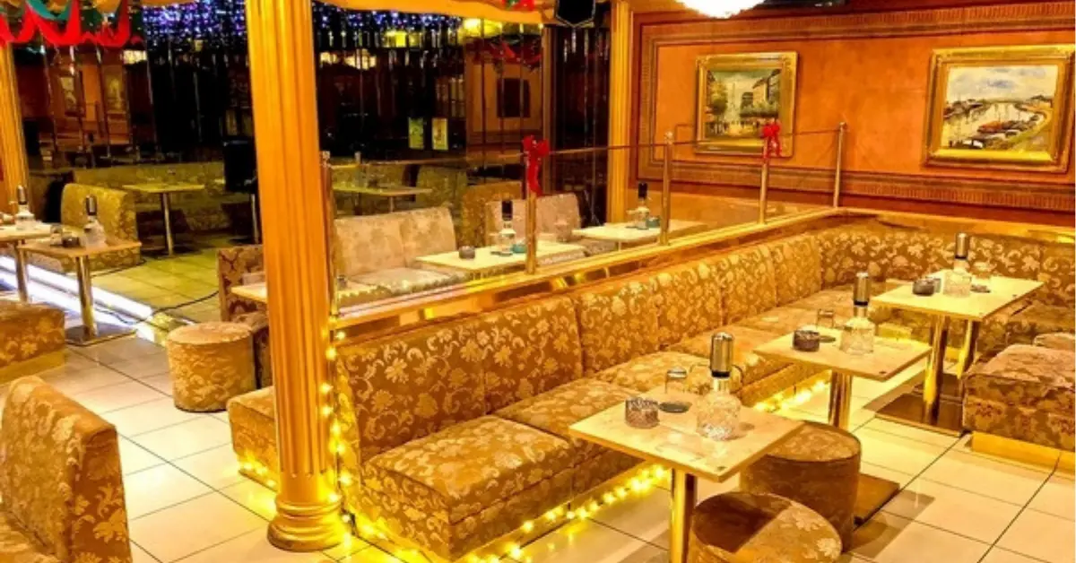 本八幡ブトウエン(Club 舞踊艶)のメインフロアをソファ側から撮影した店内内装