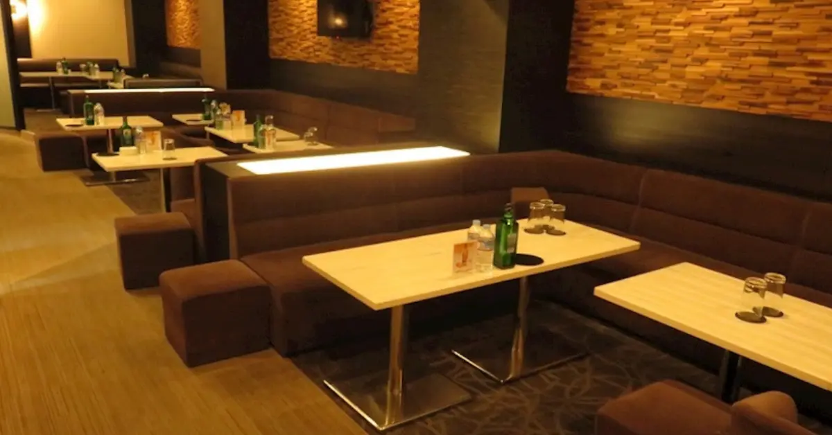 本八幡ラプソディ（CLUB RHAPSODY）のメインフロアを通路側から撮影した店内内装