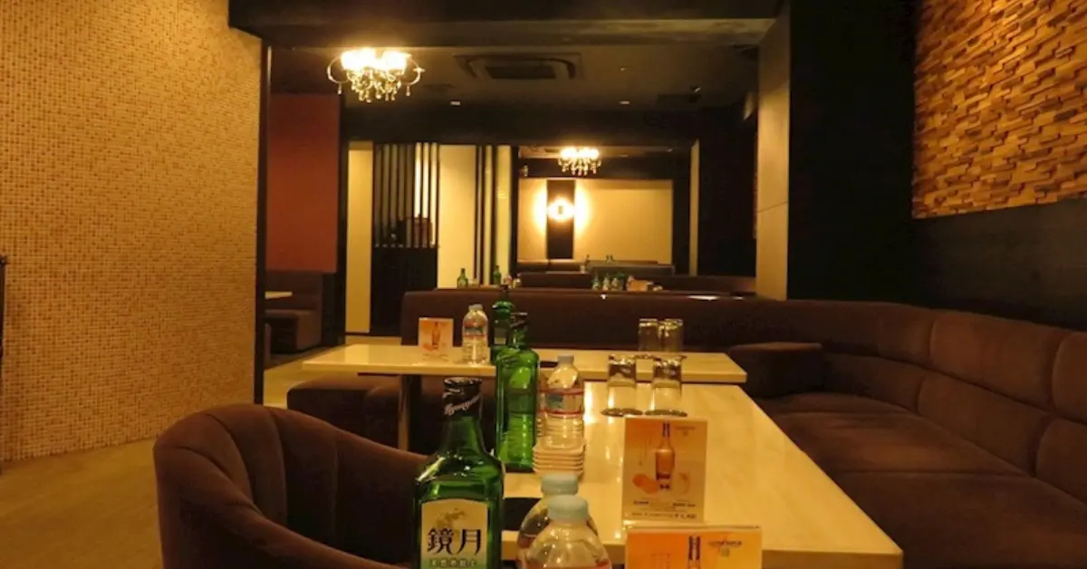 本八幡ラプソディ（CLUB RHAPSODY）のメインフロアを撮影した店内内装