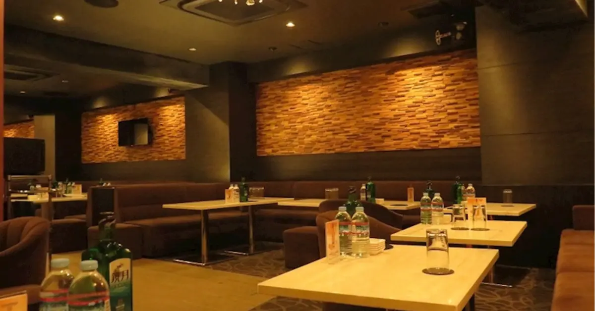 本八幡ラプソディ（CLUB RHAPSODY）のメインフロアをソファ側から撮影した店内内装