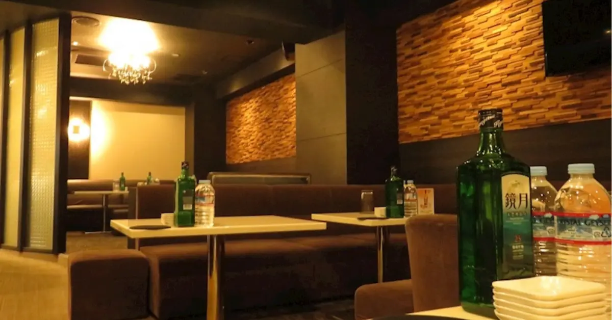 本八幡ラプソディ（CLUB RHAPSODY）のメインフロアをテーブル側から撮影した店内内装