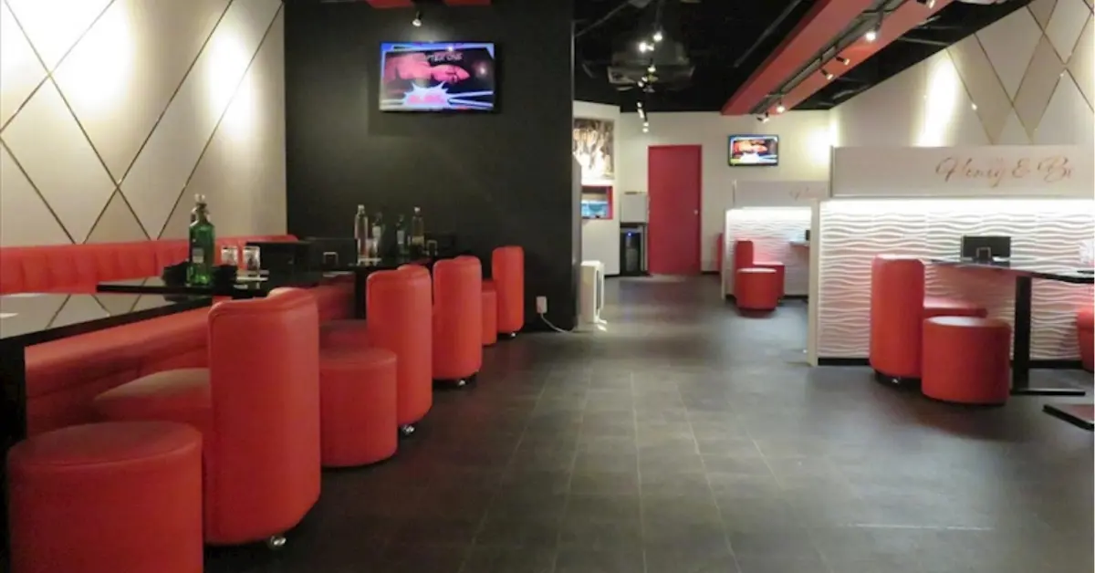 成田ハニービー（Honey&Be）のメインフロアを通路側から撮影した店内内装