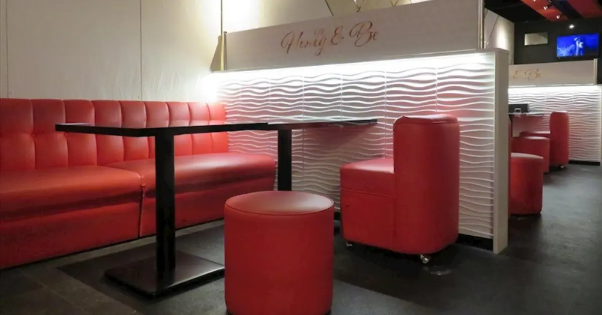 成田ハニービー（Honey&Be）のメインフロアを入り口側から撮影した店内内装