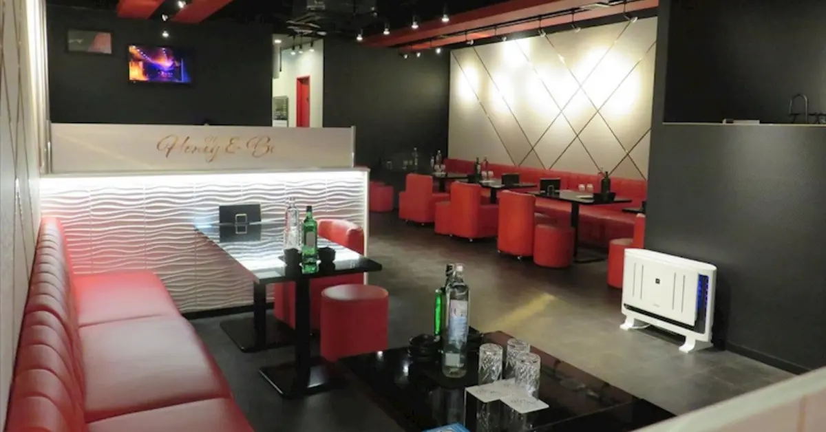 成田ハニービー（Honey&Be）のメインフロアをソファ側から撮影した店内内装