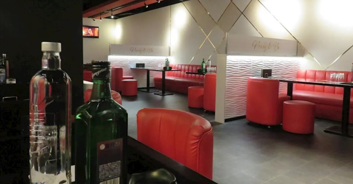 成田ハニービー（Honey&Be）のメインフロアをテーブル側から撮影した店内内装