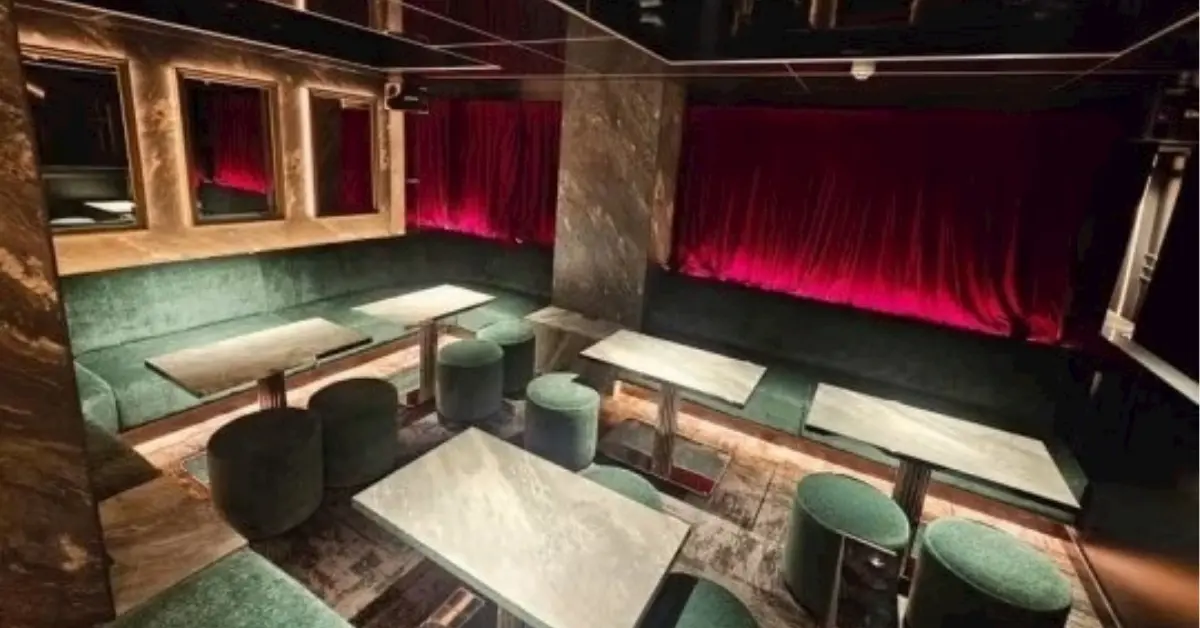 新橋ルチェスターラウンジ(Le CHESTER Lounge)のメインフロアを撮影した店内内装