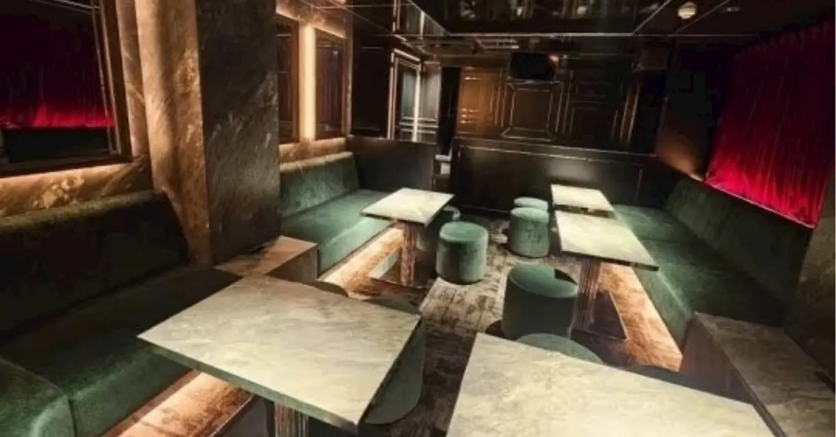 新橋ルチェスターラウンジ(Le CHESTER Lounge)のメインフロアをテーブル側から撮影した店内内装