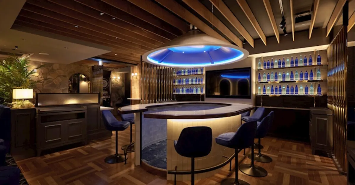 新橋サンセットラウンジェット(SUNSET LOUNGET SHINBASHI)のメインフロアをカウンター側から撮影した店内内装