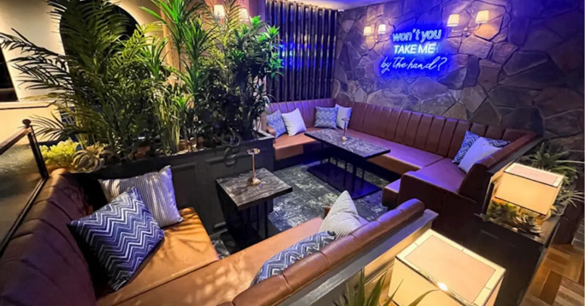 新橋サンセットラウンジェット(SUNSET LOUNGET SHINBASHI)のメインフロアを撮影した店内内装