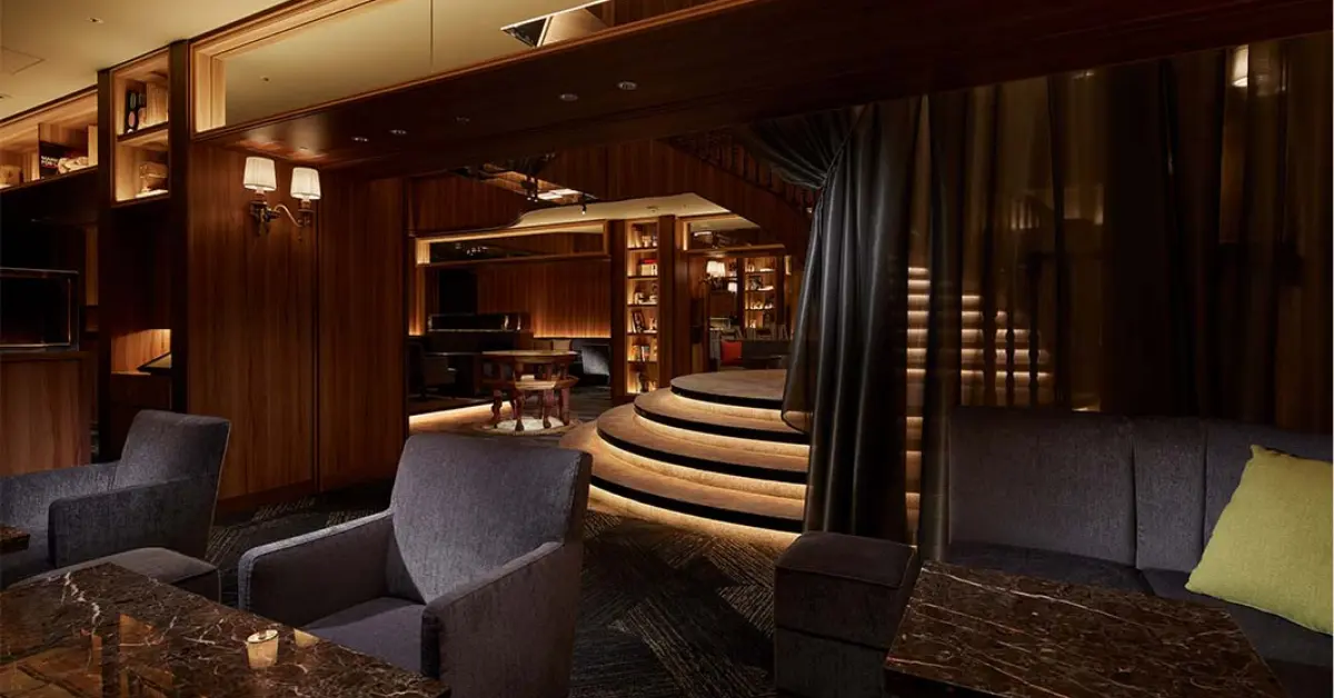 新宿歌舞伎町ファブリックのメインルーム テーブル側から撮影 店内内装