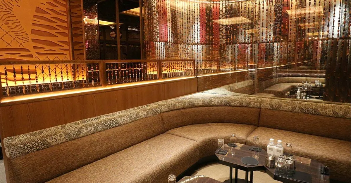 新宿歌舞伎町ハナビのメインルーム 店内内装 ソファ側から撮影