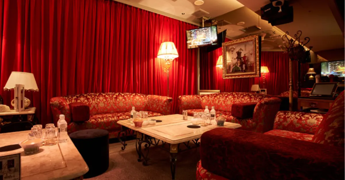 新宿歌舞伎町ベネ東京(VENET TOKYO SHINJUKU)のメインフロアを通路側から撮影した店内内装