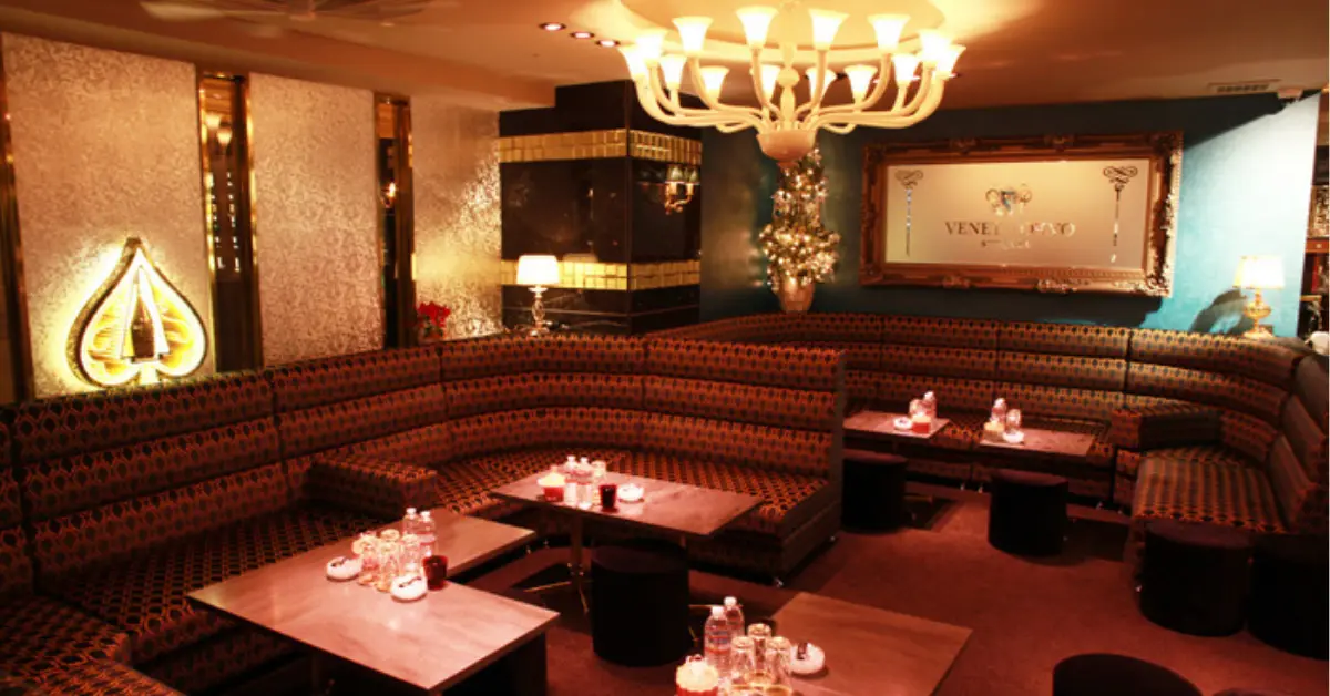 新宿歌舞伎町ベネ東京(VENET TOKYO SHINJUKU)のメインフロアをテーブル側から撮影した店内内装