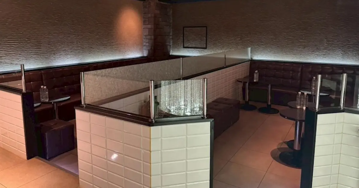 津田沼ビジュクジョ（CLUB 美熟女）のメインフロアを通路側から撮影した店内内装