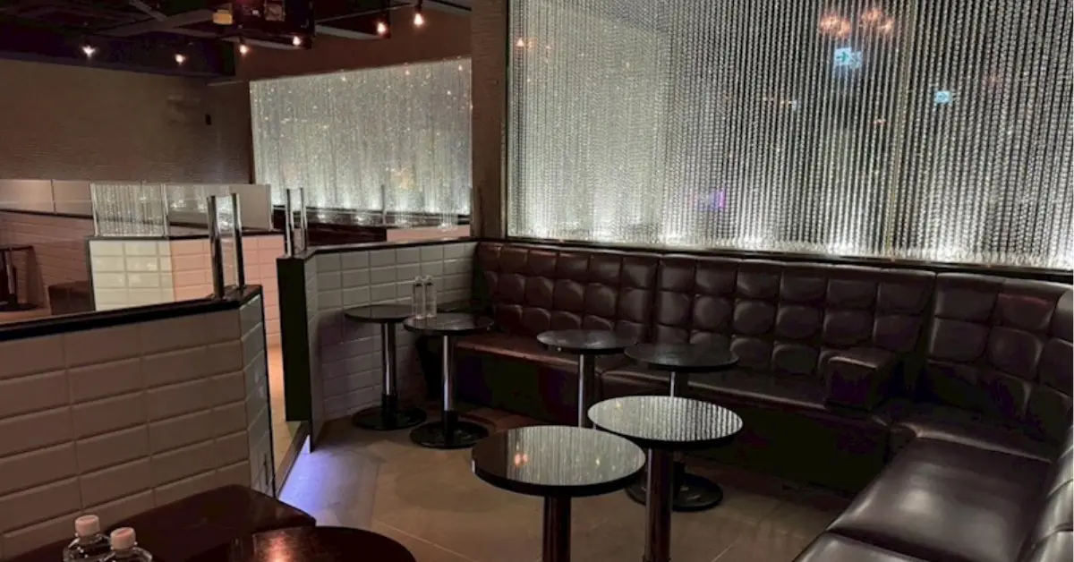 津田沼ビジュクジョ（CLUB 美熟女）のメインフロアをソファ側から撮影した店内内装