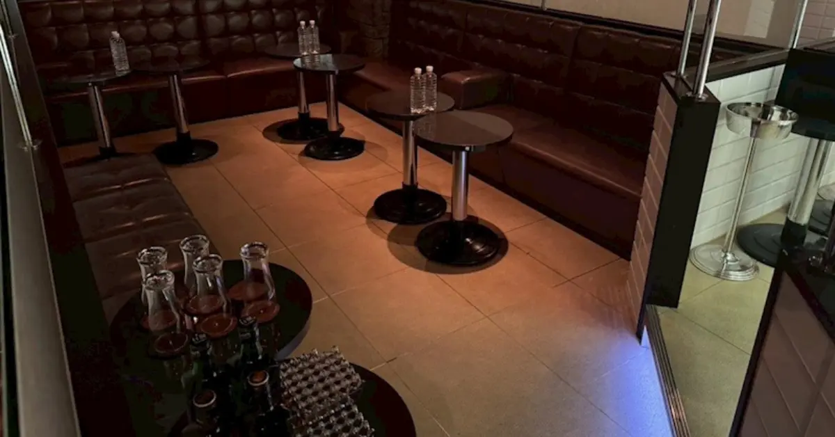 津田沼ビジュクジョ（CLUB 美熟女）のメインフロアをテーブル側から撮影した店内内装