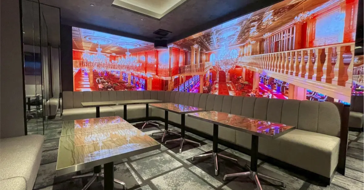 上野クラッシュ（Crash）のメインフロアをテーブル側から撮影した店内内装