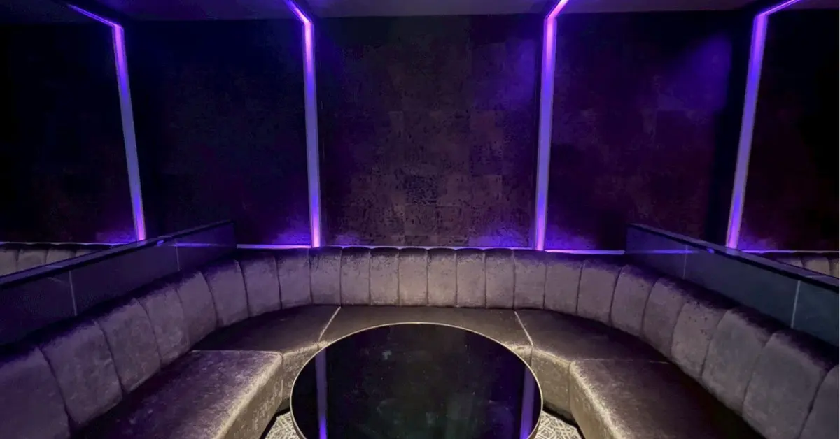 上野クラッシュ（Crash）のVIPルームをテーブル側から撮影した店内内装