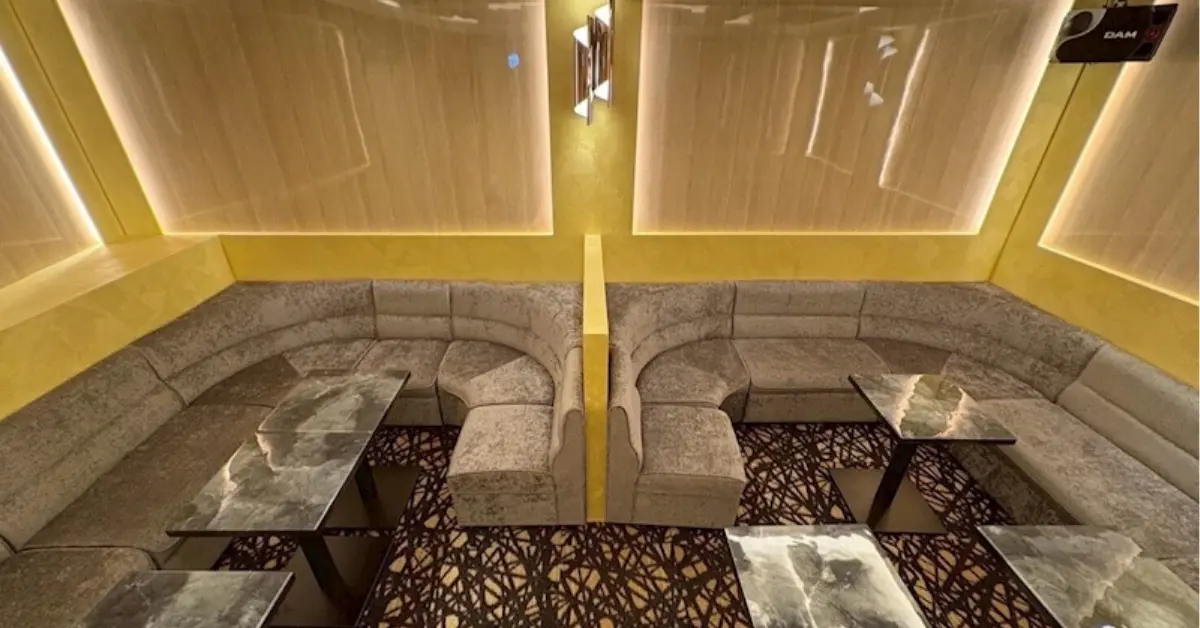 上野ザ・ムーン（The Moon）のメインフロアを通路側から撮影した店内内装