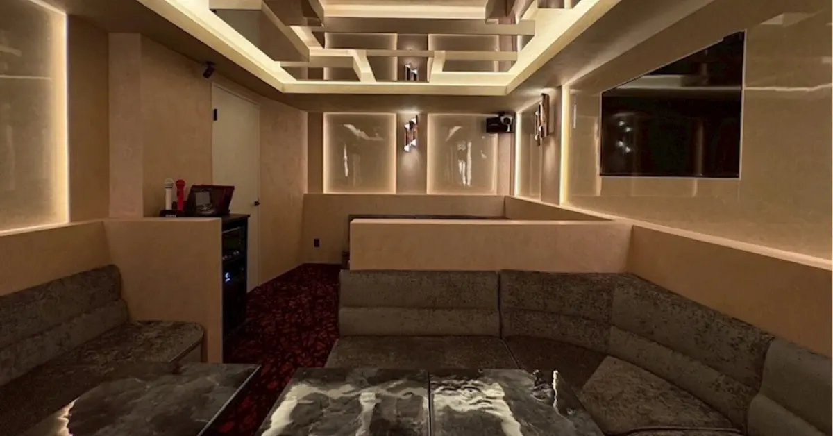 上野ザ・ムーン（The Moon）のメインフロアをテーブル側から撮影した店内内装