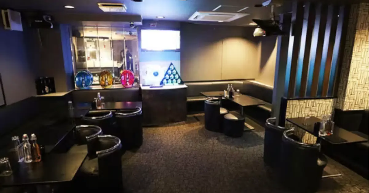 千葉富士見町アーチ（club archi）のメインフロアを通路側から撮影した店内内装