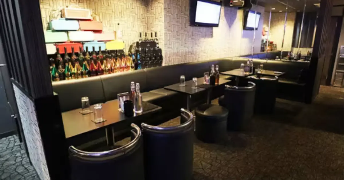 千葉富士見町アーチ（club archi）のメインフロアをテーブル側から撮影した店内内装