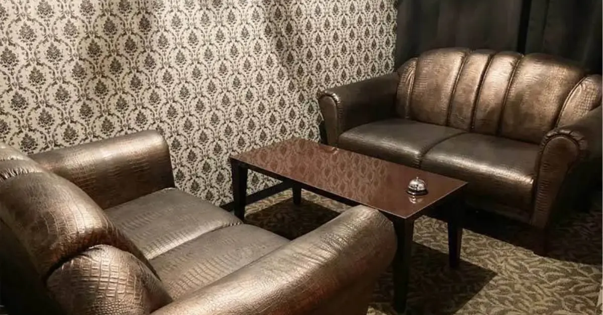 千葉 富士見町 スイビ（粋美）のVIPルームをソファ側から撮影した店内内装